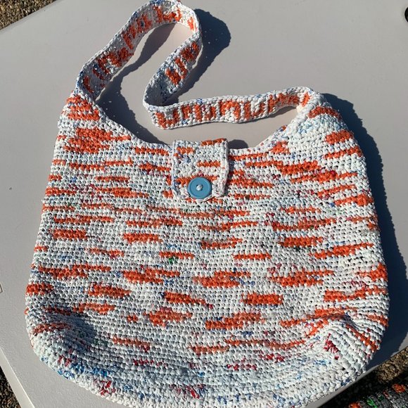 Crochet plarn crossbody bag. Handmade from recycled retail plastic bags. - Picture 4 of 4